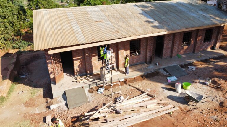Vista del cantiere per la costruzione di un nuovo edificio scolastico in Malawi rurale.