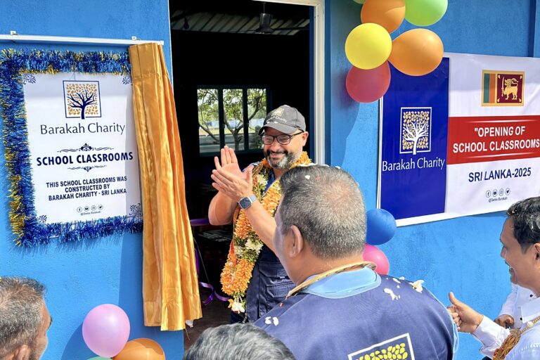 La cerimonia ufficiale di taglio del nastro per la nuova scuola in Sri Lanka.