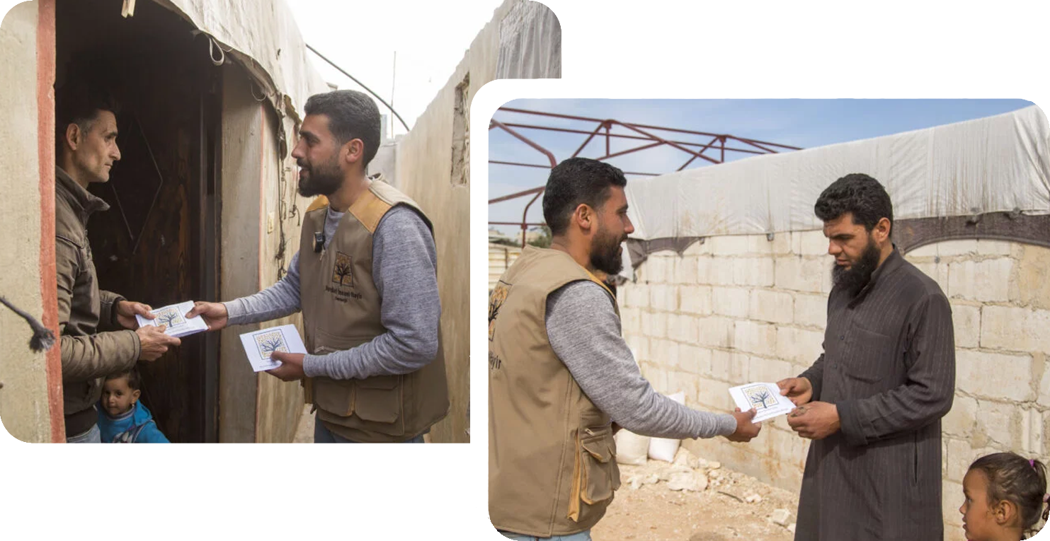 Ein Mann verteilt Zakat an bedürftige Menschen bei einem Wohltätigkeitsprojekt.