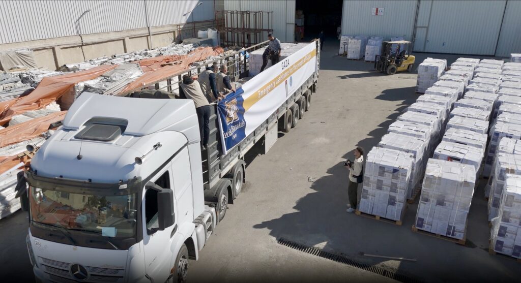 Un camion chargé d’aide humanitaire, prêt à prendre la route vers Gaza.